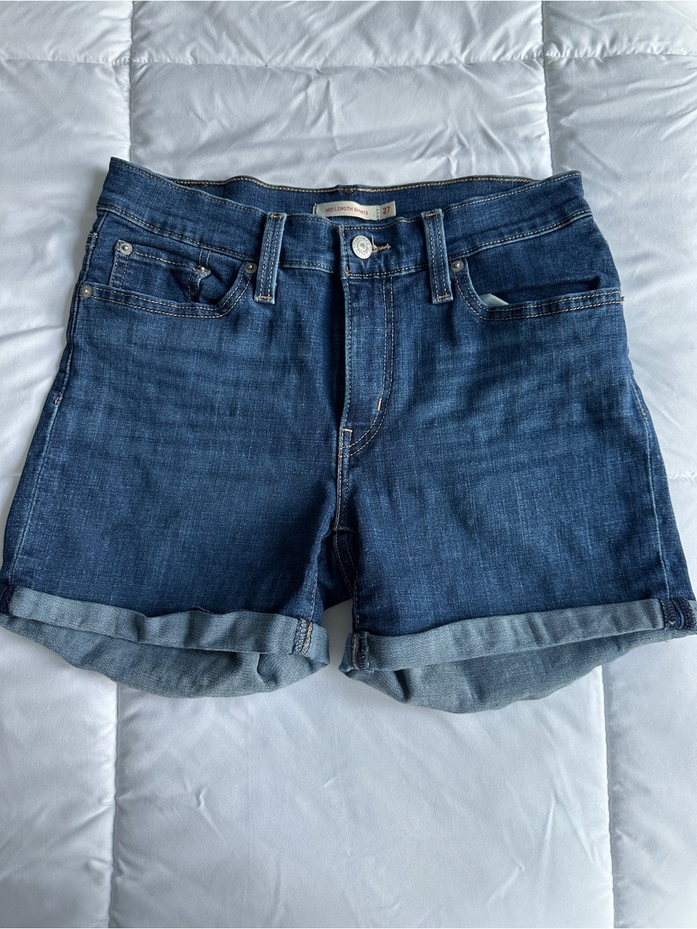 Levi’s Mid Length Denim Shorts Women’s Size 27 Medium Wash Cuffed Stretch